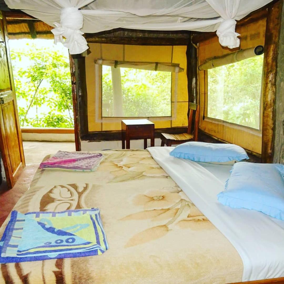 Dave The Cave Eco Lodge And Cultural Campsite Rubirizi Exterior foto
